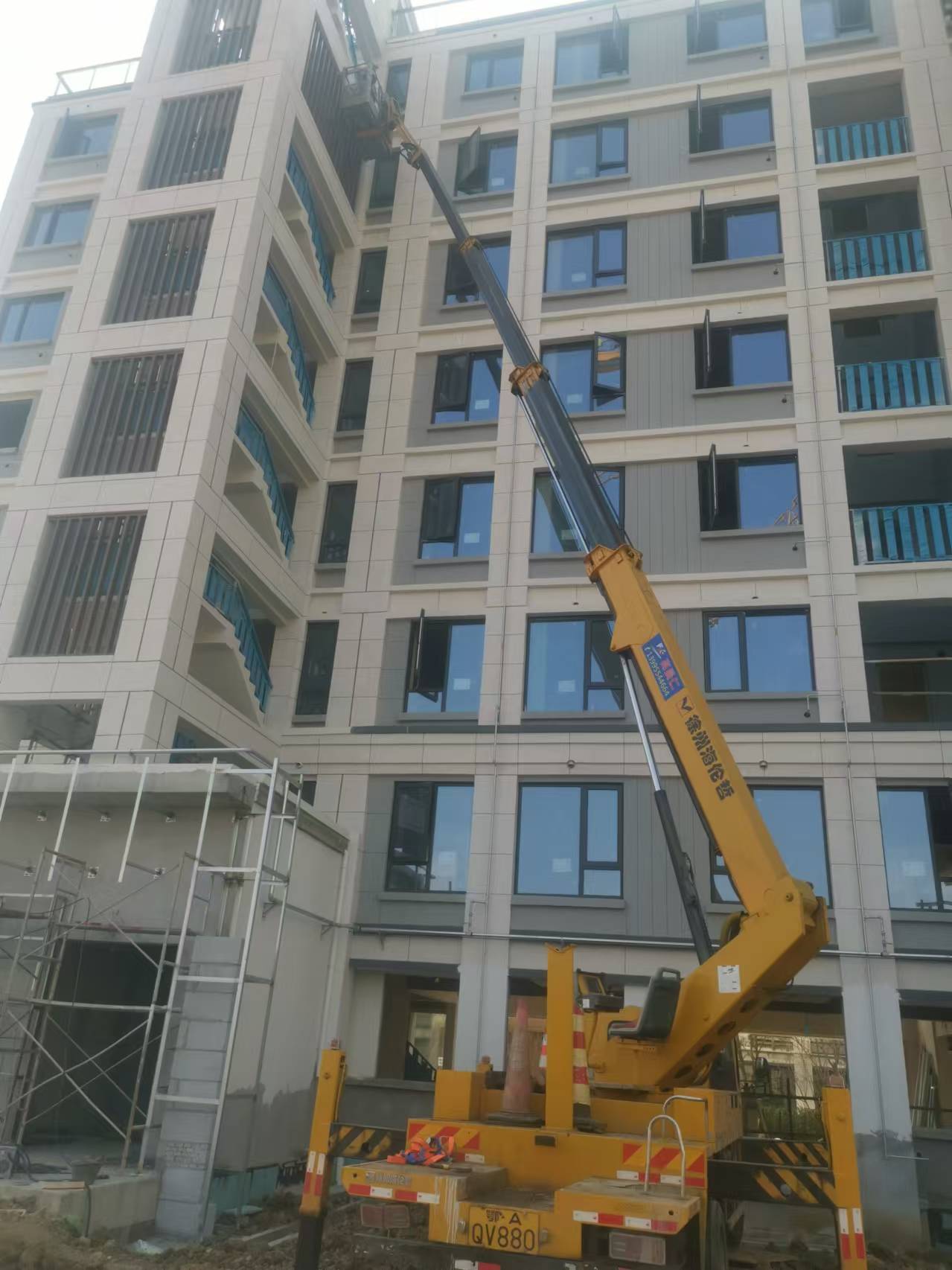 伸縮臂高空車高空作業現場